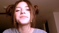 Brunette amateur webcam babe pleases pussy